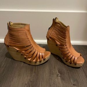 BedStu wooden leather Wedge! Brand new!